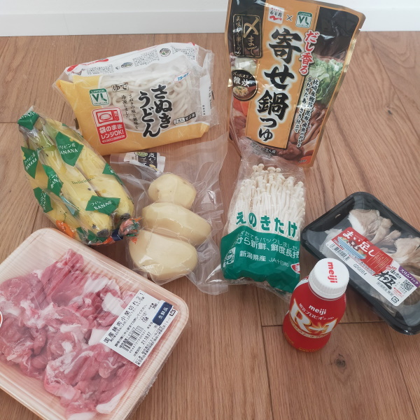 うどん、寄せ鍋つゆ、バナナ、むきジャガイモ、えのき、まいたけ、豚肉、R-1